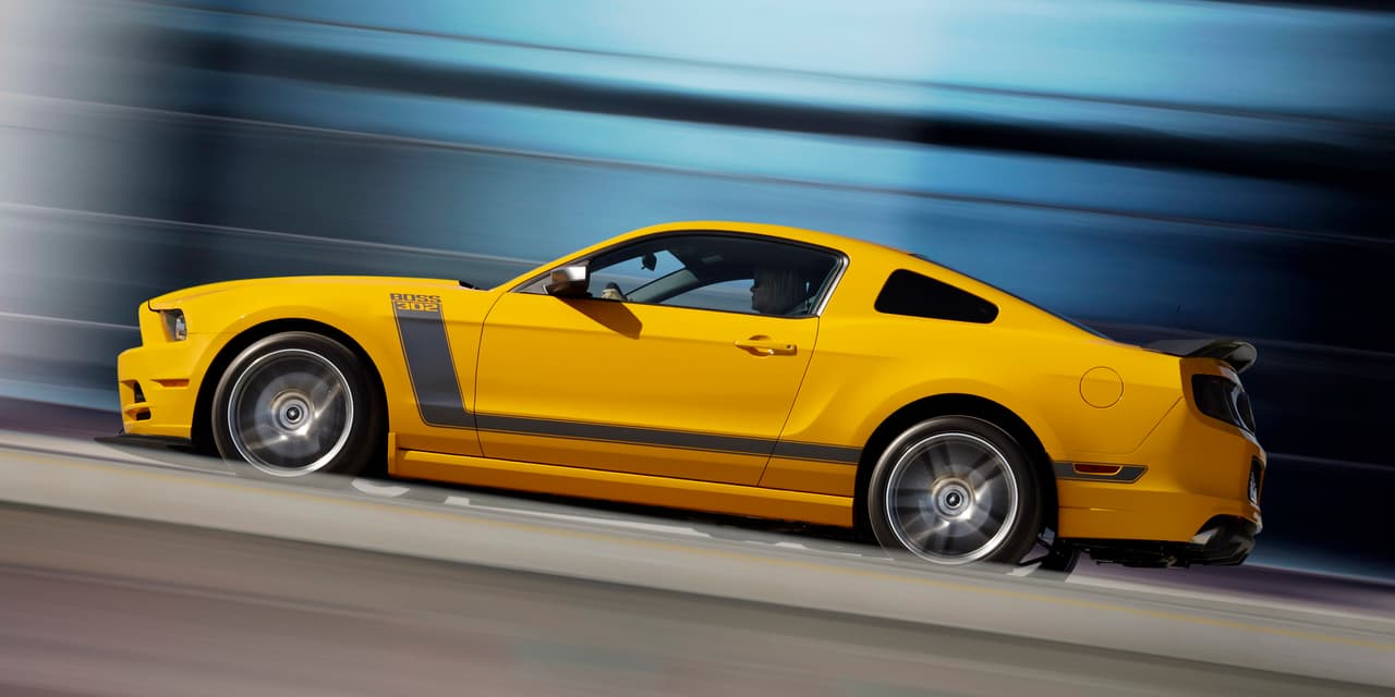 Durante la quinta generación del Mustang Ford utilizó liberalmente el recurso de la nostalgia produciendo todo tipo de versiones basadas del Mustang del pasado, entre ellas el
<b>Ford Mustang Boss 302 Laguna Seca</b> en la que el V8 de 5.0 litros generaba 444 caballos de fuerza.