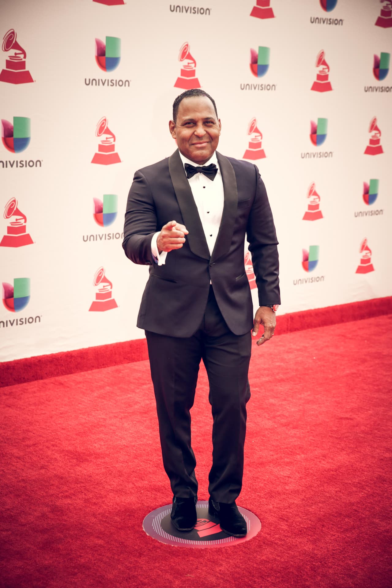 Tony Dandrades eligió un elegante traje oscuro para celebrar la noche de nominaciones de Latin GRAMMY 2017.