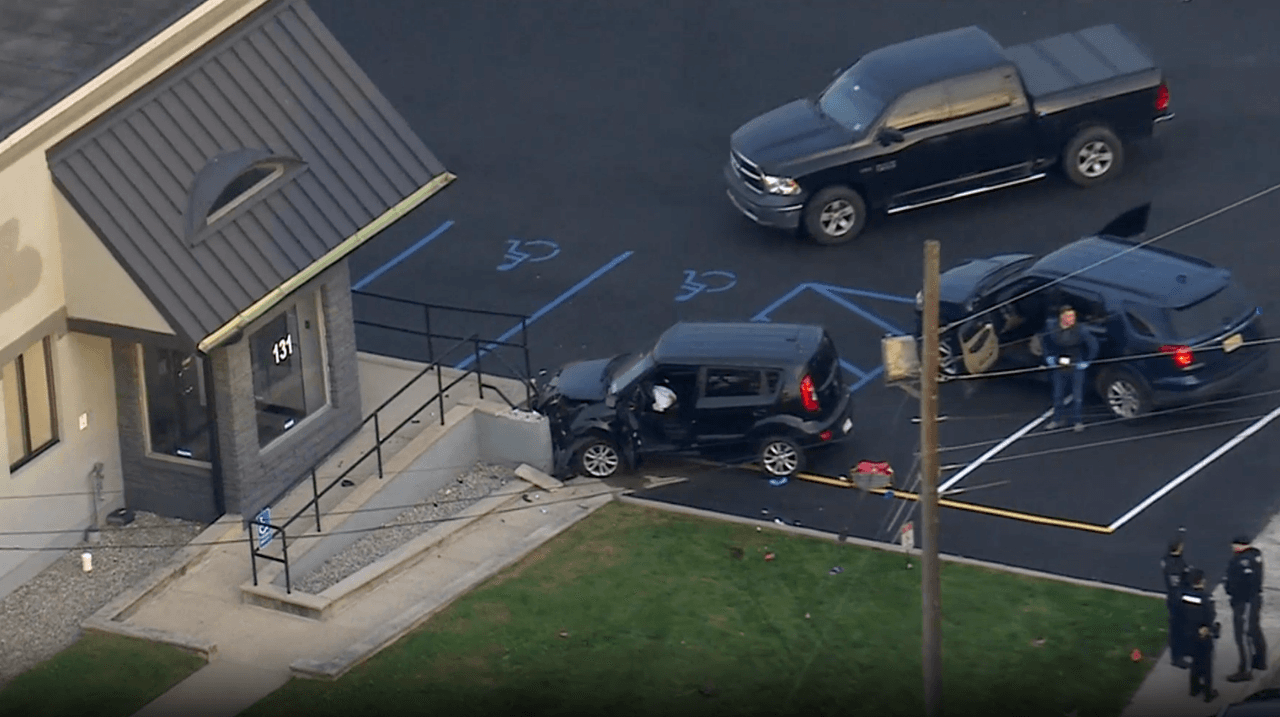 Tiroteo de la Policía en Nueva Jersey deja un herido y un auto estrellado en un edificio