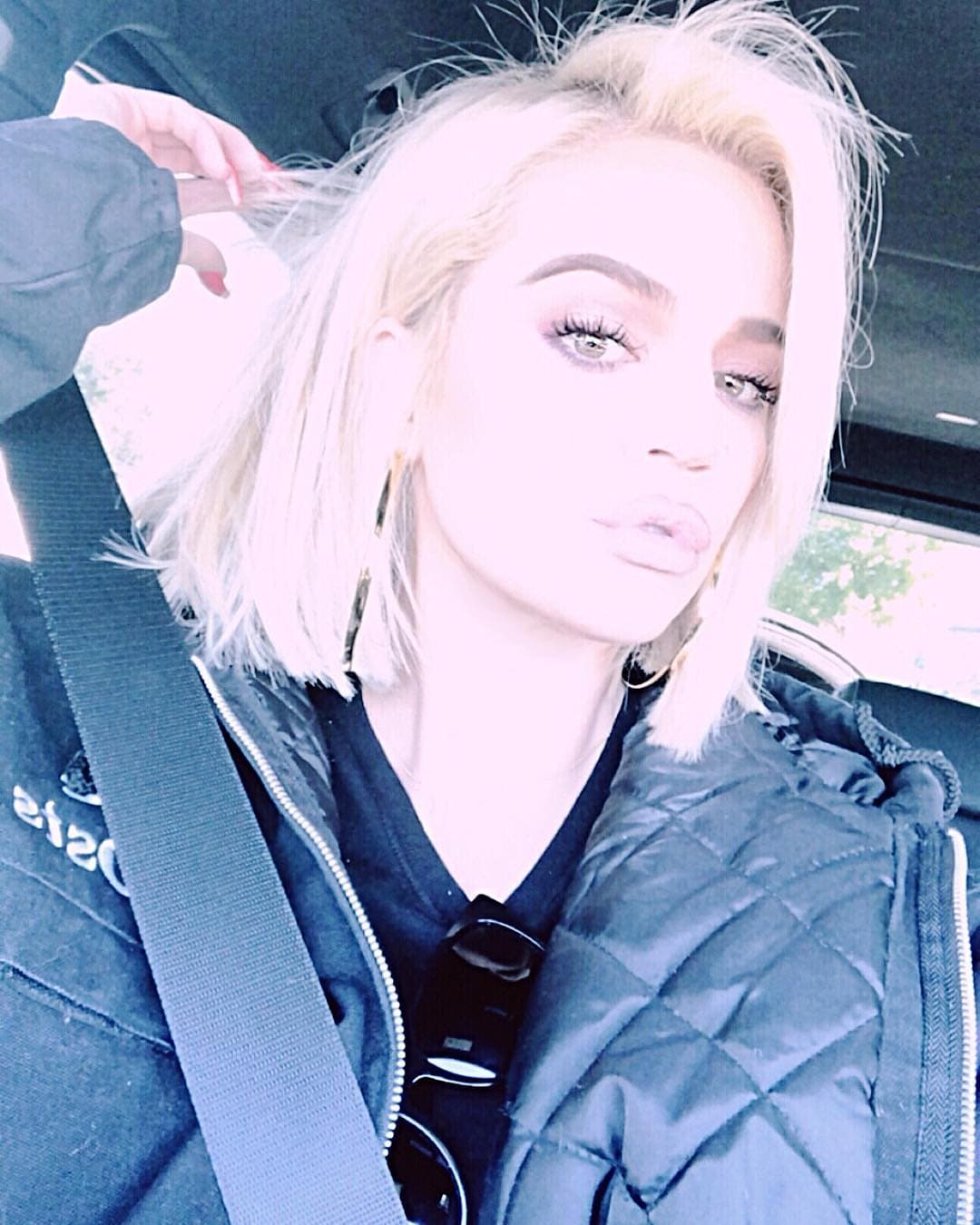 La agencia Xposure Photos solicitó $150,000 alegando que Khloé utilizó la fotografía sin derechos, de acuerdo a información que publicó en su momento 
<a href="https://variety.com/2017/digital/news/khloe-kardashian-instagram-sued-lawsuit-xposure-photos-unlicensed-1202401328/" target="_blank">Variety</a>.