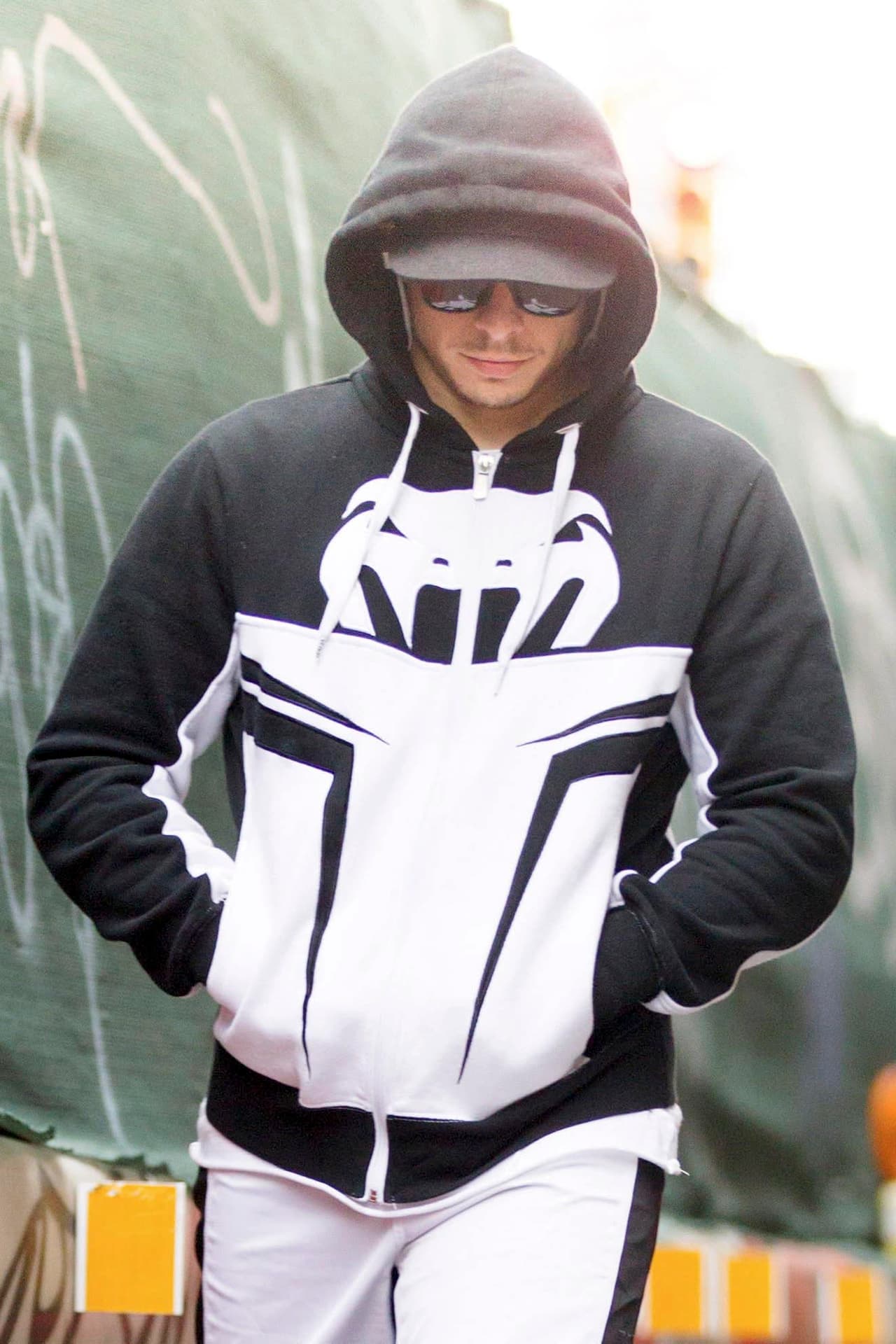 Fuentes allegadas a la pareja dicen que el motivo de su separación fue por una fuerte discusión, originada por un compromiso que tenía JLo y a la cual Casper no quiso acompañarla.