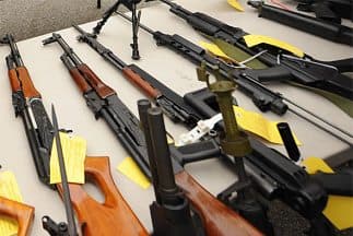 Arrestan a hombre que transportaba 5 rifles de asalto AK-47 en un auto rentado 