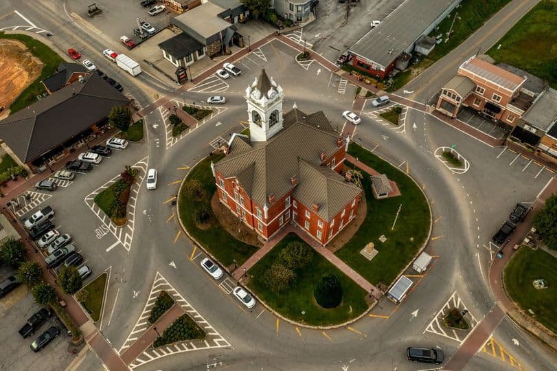 <b>Blairsville</b>. El centro es uno de los mejores pequeños rincones de montaña, por lo que es inevitable que te enamores. Ve a la parte superior de Brasstown Bald próxima para observar varios estados a la vez, mientras observas la salida o la puesta del sol. Camina por los senderos en Vogel State Park para vislumbrar las grandes cascadas y el intrincado follaje nativo que se ve hermoso contra el cielo, incluso cuando no hay hojas ni vegetación.
<br>
<br>
<a href="https://goo.gl/maps/eKripHvFT1NYo4B6A"><b>Cómo llegar</b></a>