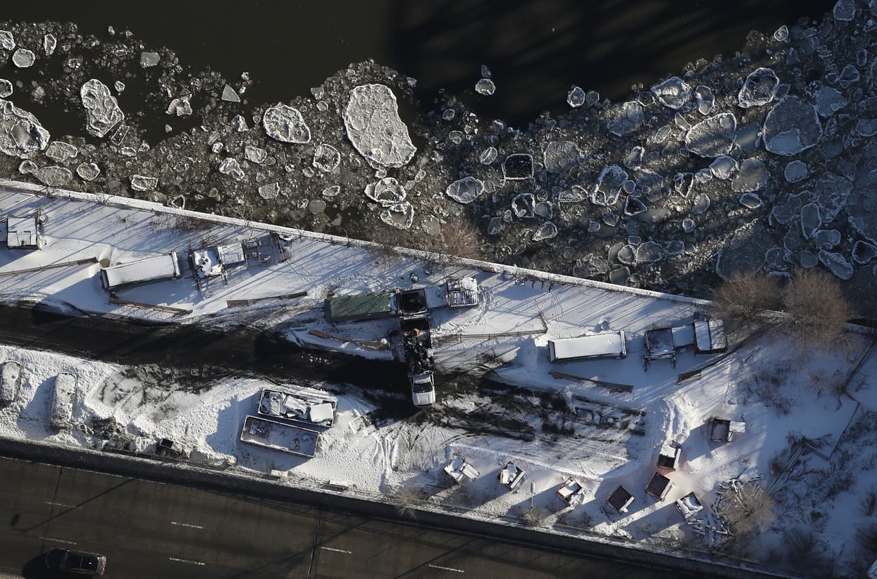 Pequeños icebergs flotan en el río Harlem, Nueva York.