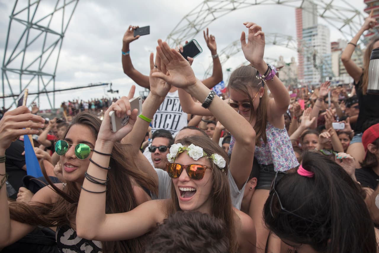 Un concierto de música electrónica en la ‘Tribuna Antiimperialista’ de La Habana el 6 de marzo de 2016 muestra a los asistentes disfrutando del espectáculo con sus móviles en las manos, una escena común en cualquier parte del mundo pero muy nueva en la isla.