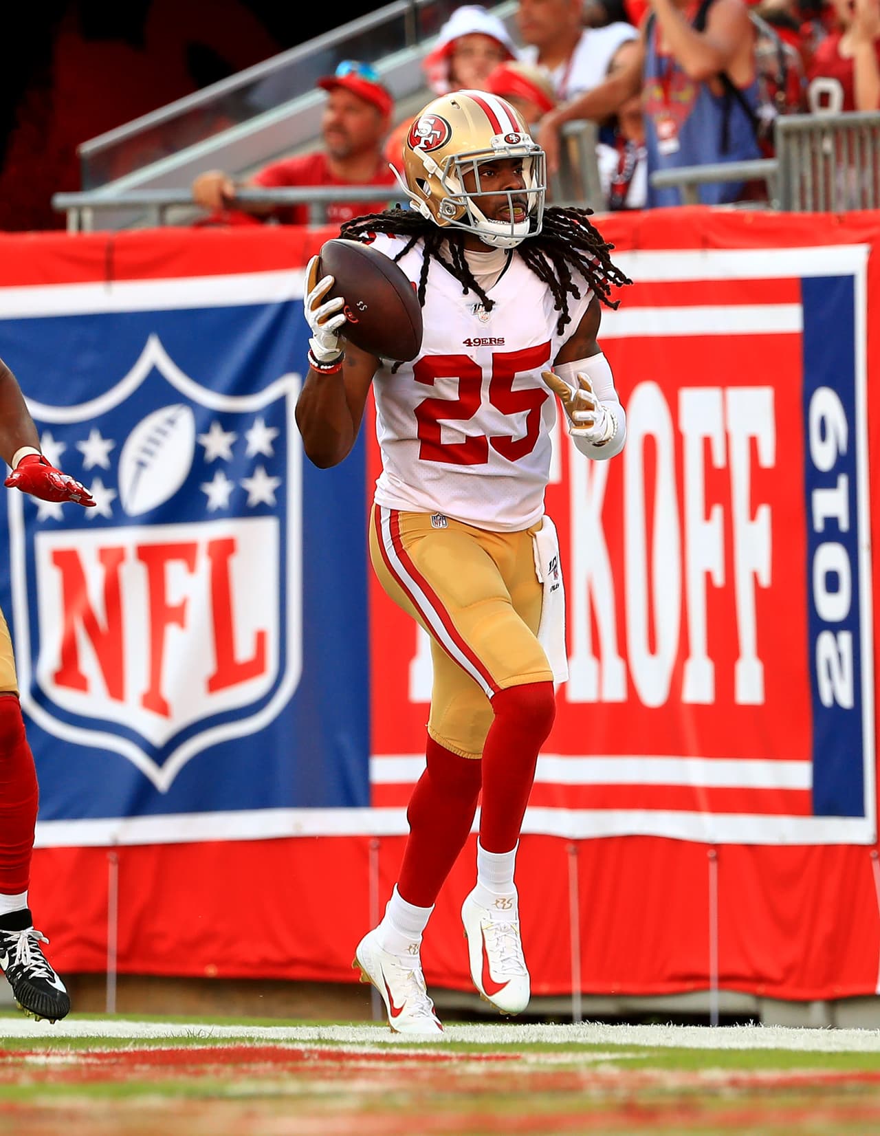 Richard Sherman #25 regres´´o una intercepción a la zona de anotación de Tampa Bay.