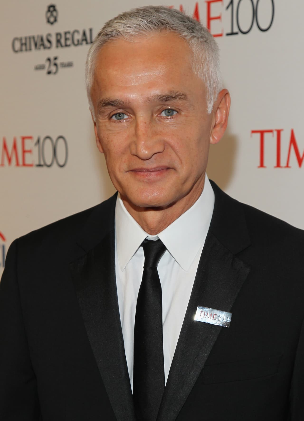 Jorge Ramos no se quedó callado y expresó su desacuerdo con la política migratoria que propone. El dicha conferencia le cuestionó esto, y la reacción de Trump fue decirle: "Regresa a Univision", minutos después un guardia de seguridad lo escoltaba a la salida.