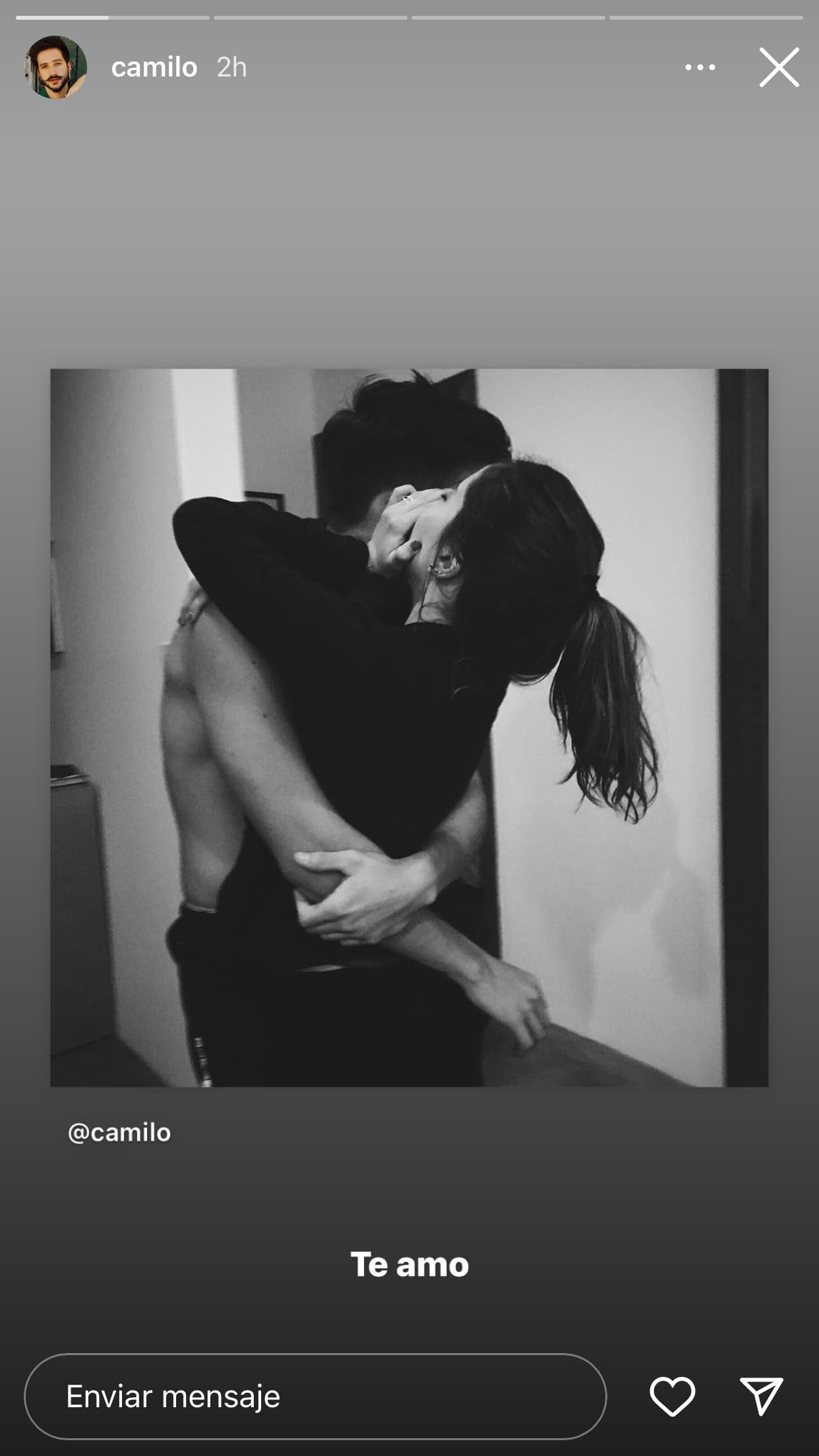 Camilo hizo lo propio y compartió otras fotos que evidencian momentos muy íntimos que dibujan el pasar de los años de su noviazgo. 
<br>