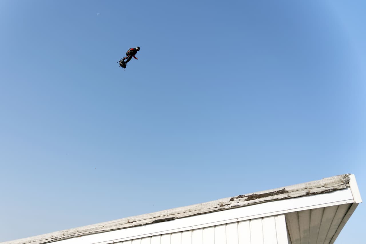 Con la plataforma de aterrizaje a dos metros de la cubierta, cada movimiento del barco sobre las olas dificultaba la maniobra. Zapata cayó al canal pero resultó ileso, agregó Denis.