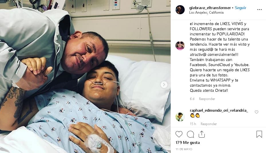 Con el apoyo de sus papás (en la foto, Gio junto a su padre), a los pocos meses comenzó un 
<b>tratamiento hormonal</b>, bajo supervisión médica, para iniciar su transformación.
<br>