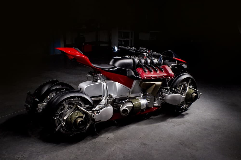 La Lazareth 496 no cuenta con dos ruedas, como generalmente tienen las motos, sino que está equipada con cuatro. En total pesa 328 libras (149 kg), incluyendo el queroseno.