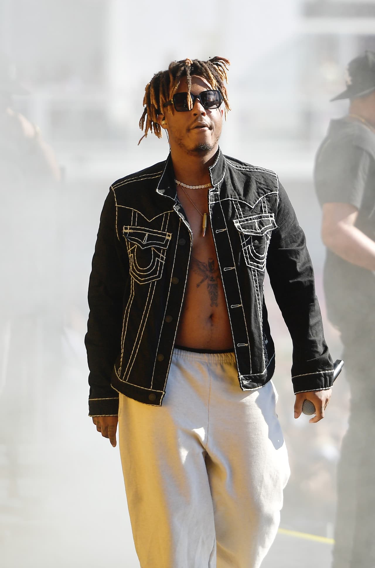 <a href="https://www.webmd.com/drugs/2/drug-7277/percocet-oral/details" target="_blank">La oxicodona</a> es el ingrediente activo principal del medicamento conocido comercialmente como Percocet. 
<a href="https://www.webmd.com/drugs/2/drug-7420/codeine-sulfate-oral/details" target="_blank">La codeína</a> es un medicamento que se usa, entre otros, en algunos jarabes para la tos. Ambos son opioides, drogas de las cuales existe un amplio abuso en EEUU y forman parte de la temida '
<a href="https://www.univision.com/noticias/salud/la-silenciosa-crisis-de-los-opioides-en-los-latinos-abuelos-adictos-y-peligrosas-pastillas-regaladas-entre-vecinos"><b>crisis de los opioides</b></a>'.