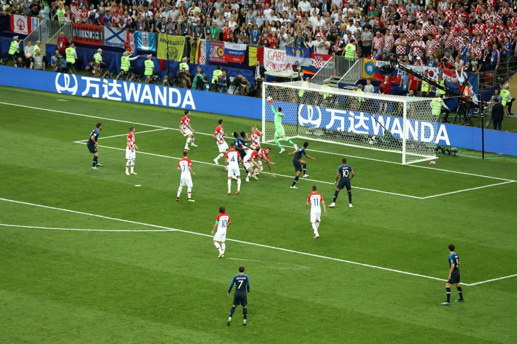 164.- Mario Mandzukic (Croacia) anotó el primer autogol en la final de una Copa del Mundo al minuto 18. Francia 1-0 Croacia.