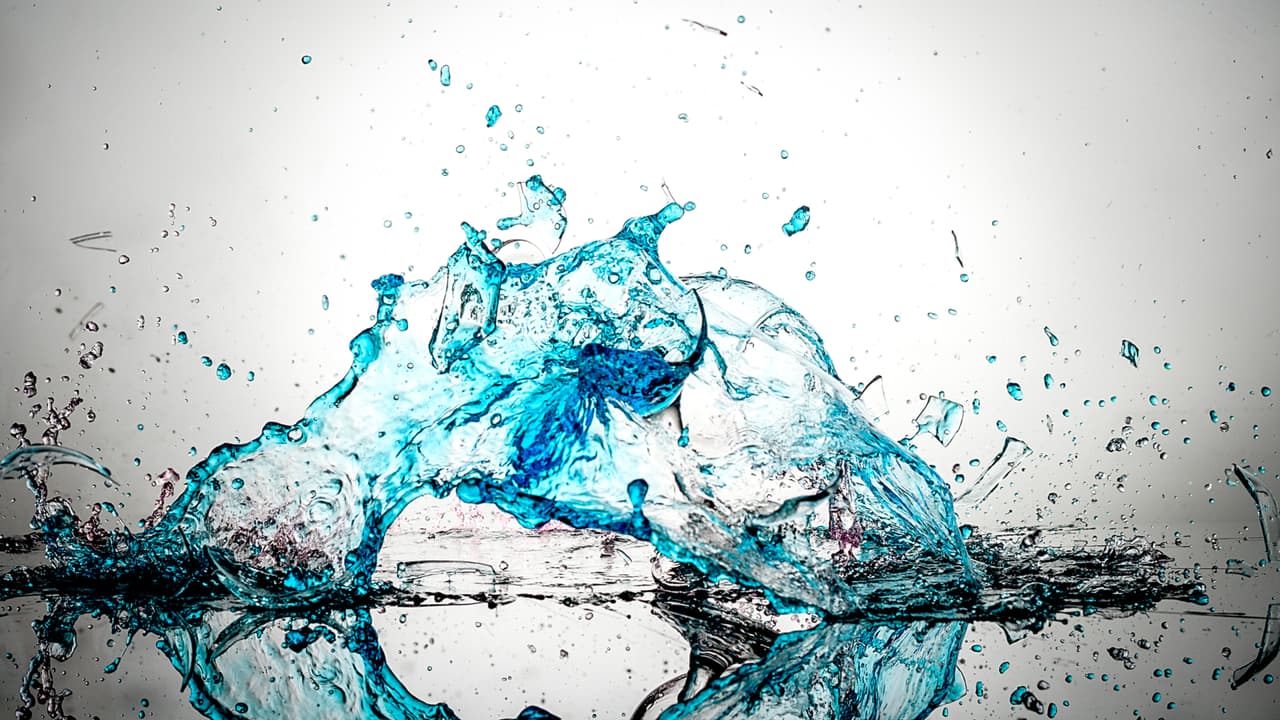 Concéntrate en el líquido dentro del recipiente para que absorba toda la negatividad a tu alrededor. Una vez hecho, tira el agua por encima de ti sin mojarte y luego rompe o tira a la basura el vaso, copa o bote donde pusiste el agua.