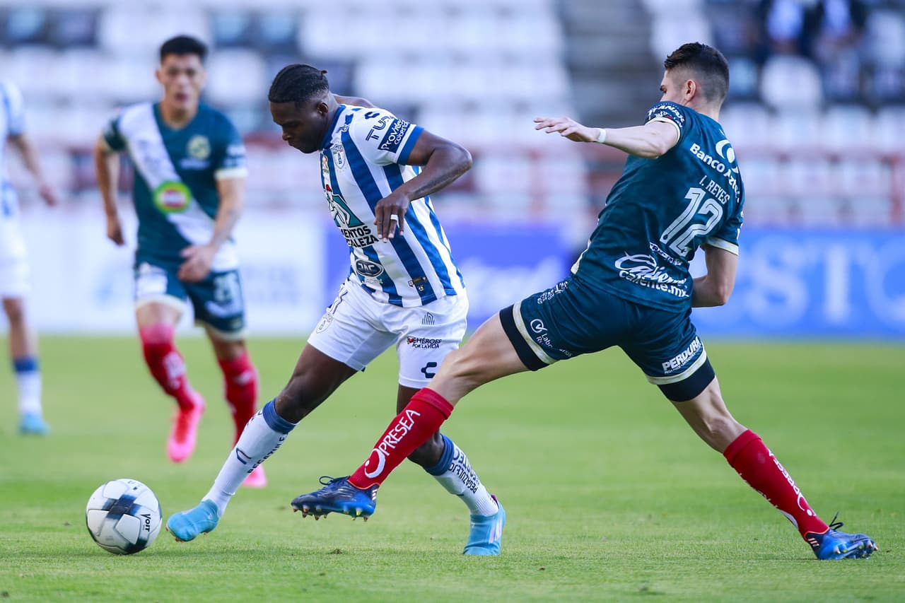 Pachuca derrotó a Puebla en casa en la Jornada 15 de Liga MX, pese a la expulsión de Óscar Murillo, para adueñarse de la cima del torneo y posiblemente llegar a la Liguilla como el superlíder.