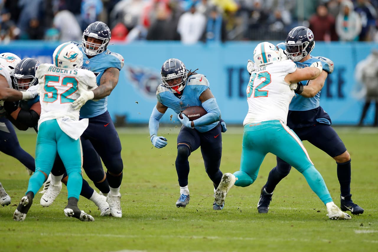Los Tenneesse Titans humillaron 34-3 a los Miami Dolphins, que perdieron el paso tras su sorprendente recuperación en la segunda parte de la temporada regular.
