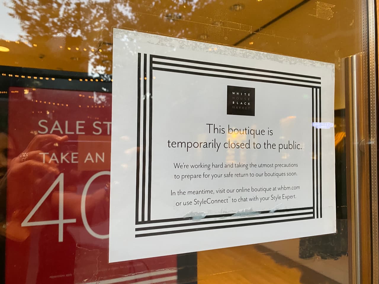 Las tiendas tienen letreros que remiten a los clientes hacer compras en línea. Las vitrinas se observan desactualizadas.