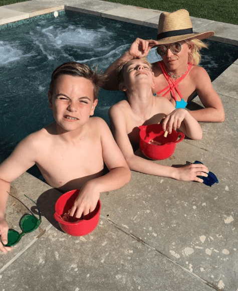 Britney y Ferderline firmaron un acuerdo global relativo a todos los temas de su matrimonio, mismo que incluyó asuntos financieros, así como la custodia de sus hijos, señaló un portavoz de la cantante.