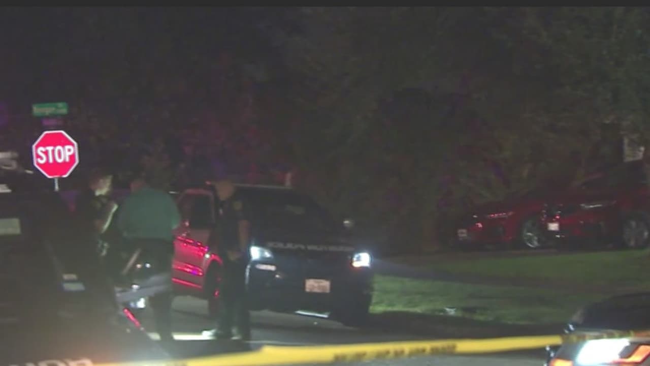 La policía atendió al 
<b><a href="https://twitter.com/houstonpolice/status/1430090991705411632" target="_blank">reporte de un tiroteo</a></b> la madrugada de este martes y dentro de la vivienda encontró a dos heridos, un hombre y una mujer que posteriormente falleció. Afuera de la casa había otro sujeto que fue arrestado y que podría ser hijo de los baleados. 
<b><a href="https://www.univision.com/local/houston-kxln/una-persona-muerta-y-otra-herida-el-resultado-de-presunto-altercado-familiar-en-una-vivienda-en-el-area-de-alief-video">La investigación </a></b>del caso continúan.