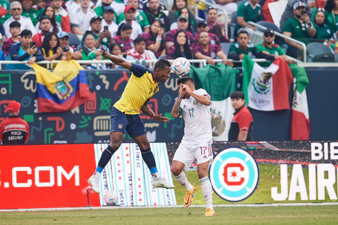 Tecatito tuvo que salir en el primer tiempo por una lesión.