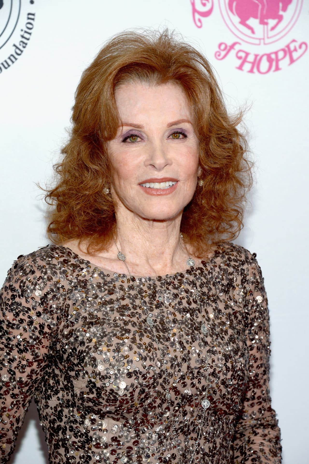 Powers, quien en sus 77 años ha tenido 114 participaciones como actriz en cine y televisión de acuerdo al sitio 
<b><a href="https://www.imdb.com/name/nm0694619/" target="_blank">IMDB</a></b>, minimizó la 
<b><a href="https://www.univision.com/famosos/kevin-costner-aplaude-que-meghan-markle-no-regrese-a-la-actuacion-fotos" target="_blank">carrera actoral de Markle</a></b>, quien alcanzó la fama gracias a la serie 'Suits' antes de 
<b><a href="https://www.univision.com/entretenimiento/realeza/la-boda-de-harry-y-meghan-vestido-invitados-y-otros-datos-imprescindibles-sobre-el-casamiento-del-ano" target="_blank">contraer matrimonio </a></b>con el príncipe Harry en mayo de 2018.