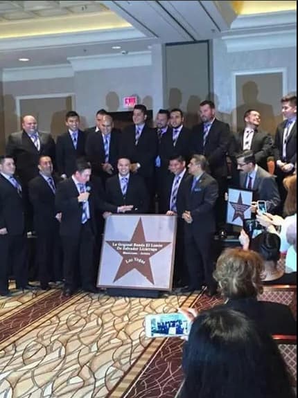 La Original Banda El Limon recibió su estrella en Las Vegas.