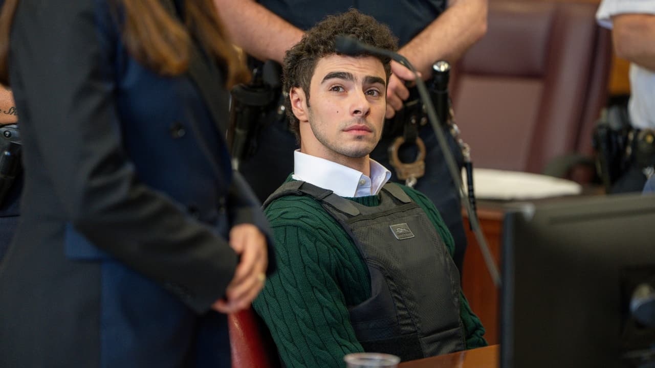 Imponen cargos federales a sospechoso de matar al ejecutivo de United Healthcare, un paso para solicitar la pena de muerte