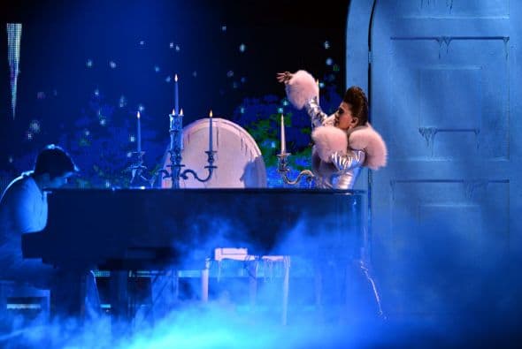 Un piano blanco le dio un tono de melancolía al escenario.