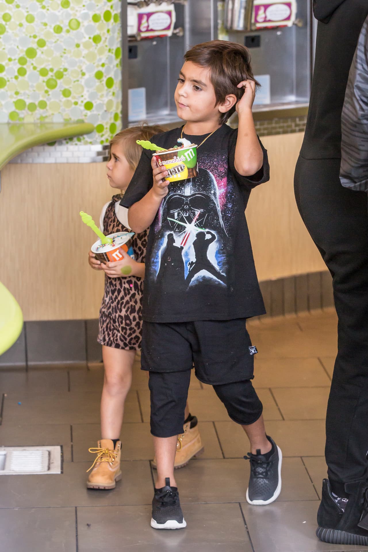 Los hijos de Kourtney y Scott Disick salieron muy contentos de la heladería.