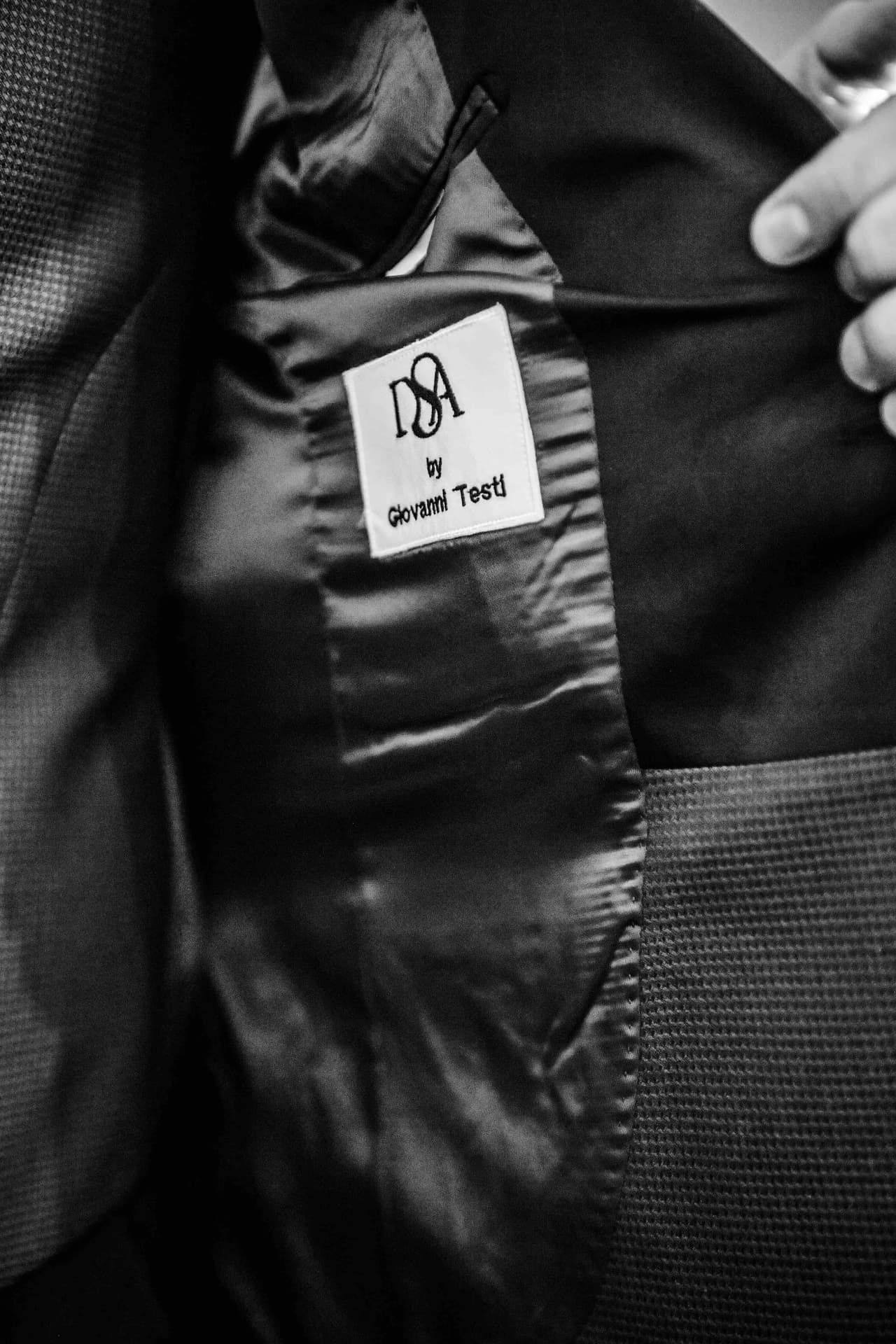 Como su manera de vestir le comenzó a gustar a otros,
<b> <a href="https://www.univision.com/musica/regional-mexicano/el-dasa-se-convierte-en-disenador-de-moda-y-saca-su-propia-linea-de-ropa">creó su propia línea de ropa</a>: DSA by Giovanni Testi. </b>Sus diseños, dice, se basan en telas y texturas que él mismo supervisa. "Porque al final del dia yo soy el artista, el que da la cara soy yo y me tengo que sentir a gusto".