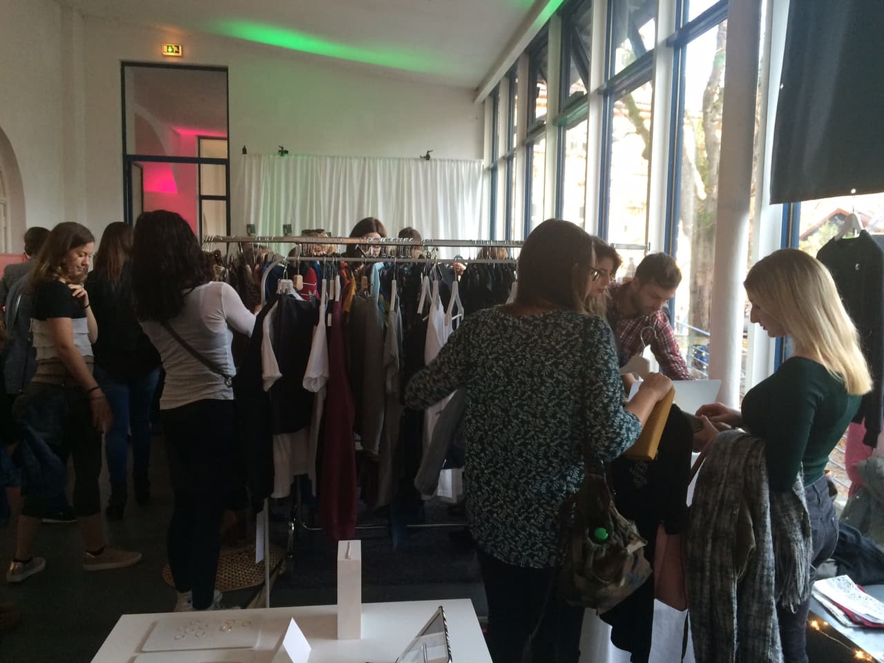Cada año en Munich, Alemania, se desarrolla Fashion Yard Munich, una feria donde más de 50 diseñadores exponen su creaciones, todas ellas ecofriendly. El evento es una muestra del compromiso que la sociedad alemana tiene con el medio ambiente; por ejemplo, Munich tiene planeado convertirse en la primera ciudad 100% autosustentable del mundo antes de 2025 .