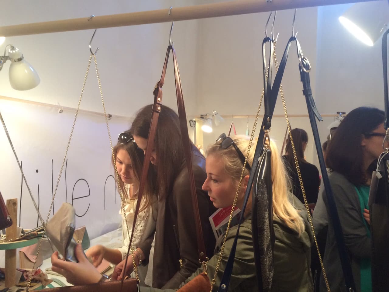 Así que nos fuimos a dar una vuelta por la Fashion Yard Munich, que es una especie de bazar donde puedes mirar, probarte ropa, comprar directamente al diseñador y ,de paso, comer unos gigantescos hot dogs con la deliciosa salchicha alemana.