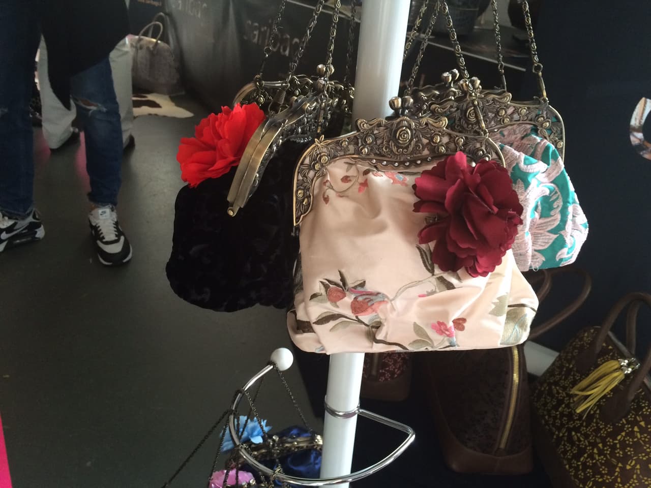 Las bolsas vintage de seda natural son de los productos más buscados en la feria.