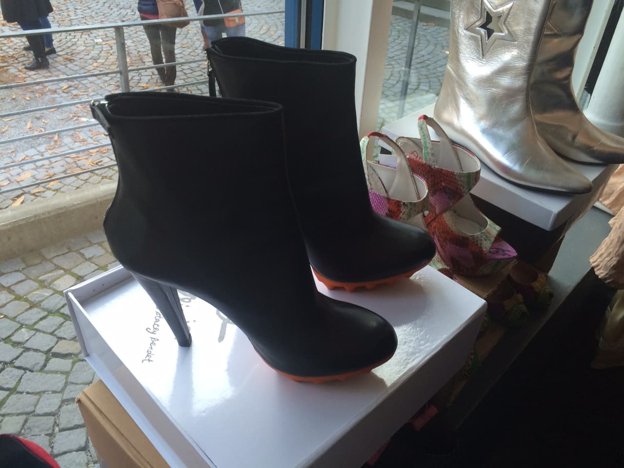 La moda ecosustentable no está fuera de tendencia, como puede verse en estos zapatos con suelas de colores.