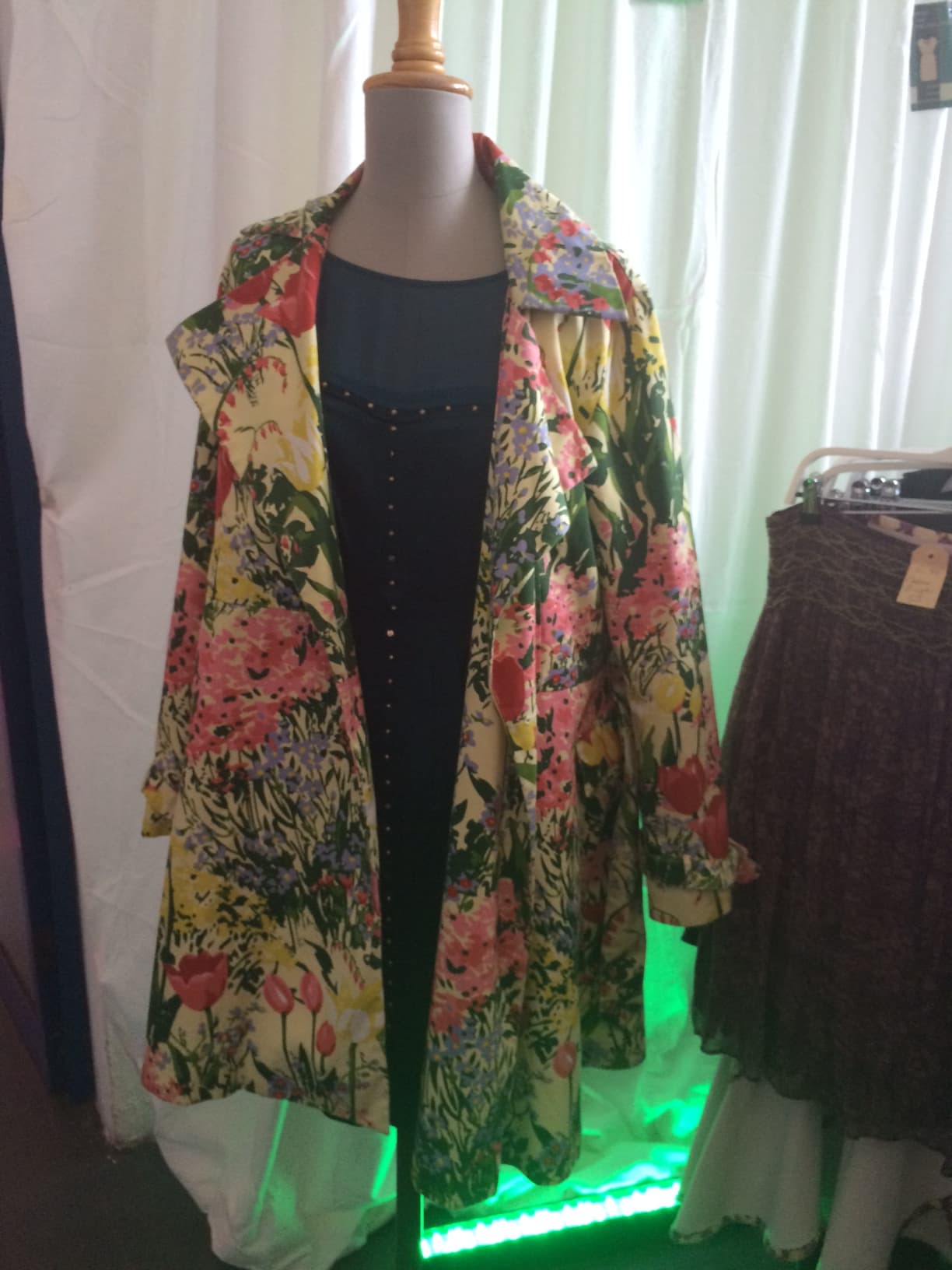 Además de los materiales novedosos y naturales, de las técnicas artesanales y el comercio justo, Fashion Yard Munich es sobre todo una fiesta de color (como bien se nota en este abrigo). Más información sobre la pasada edición y las siguientes en: www.fashionyard.de