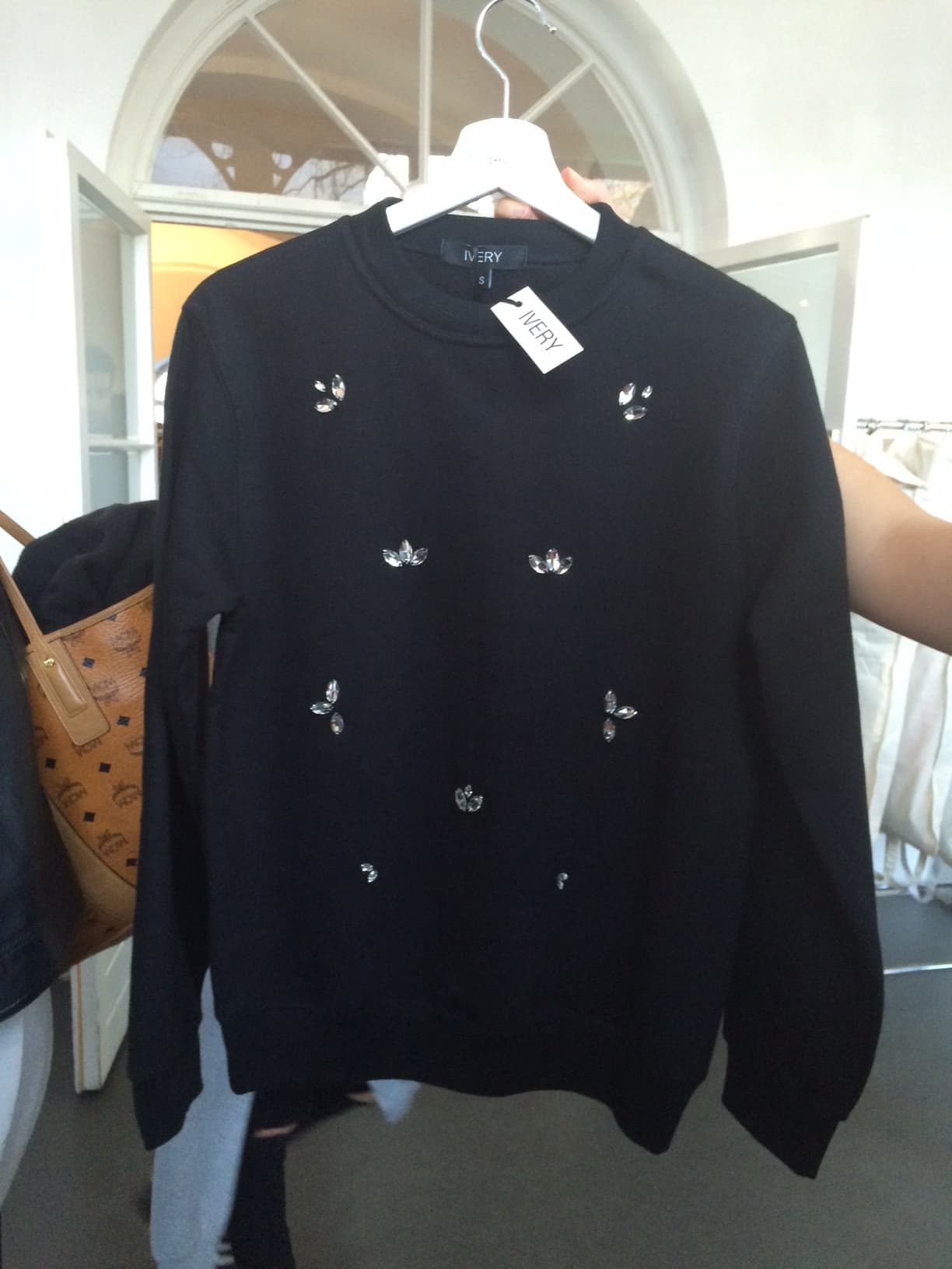 La también austriaca marca emergente IVERY tiene diseños súper frescos en camisetas con leyendas y sudaderas a las que les sube el nivel con pedrería. Todo hecho con 100% algodón, natürlich! www.ivery.eu