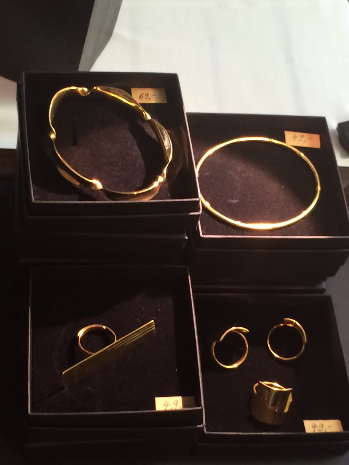 En la sección de joyería no podían faltar propuestas como las de la diseñadora Stephanie Heinrich y su marca Yours to Keep. Increíbles diseños geométricos que se convierten en anillos, pulseras, aretes y collares de bronce bañadas con oro de 24 K. Cada pieza está hecha a mano por orfebres de Indonesia bajo un acuerdo de comercio justo. Yourstokeepstyle.com