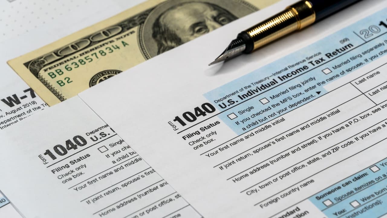 <h3 class="cms-H3-H3">La idea clave 💡</h3> La frase 
<b>“Texas refund” es el anzuelo</b>.
<br>
<b>👉🏻 El IRS insiste en una regla sencilla:</b> si no solicitaste contacto y te piden datos por texto o correo, no es legítimo. 
<br>Entender cómo funcionan los impuestos en tu estado es hoy 
<b>una forma básica de protección.</b> 
<br>En temporada de 
<i>taxes</i>,
<b> la información correcta vale tanto como el dinero que prometen los estafadores.</b>