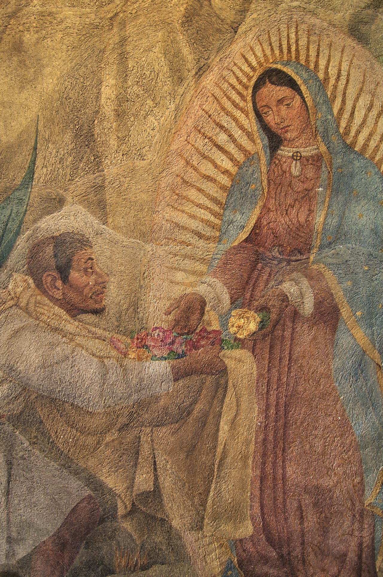 El nombre de Juan Diego pronunció ante el fraile refiriéndose a la aparición femenina, fue precisamente el de Coatlicue. El vocablo español más parecido al náhuatl es el de Guadalupe por esta razón la santísima madre la conocemos con este nombre Coatlicue Guadalup.
<br>