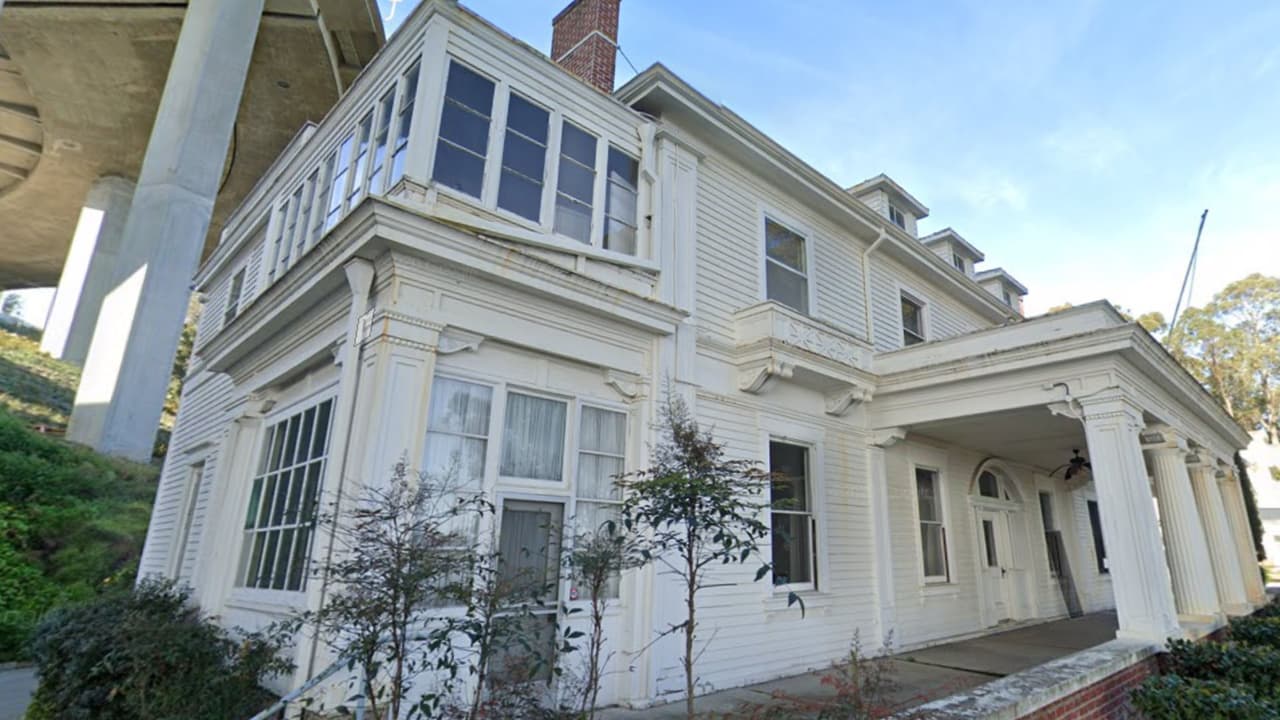 Conocida como Quarters 1, la mansión fue construida en 1900 en la isla Yerba Buena como parte de la única estación de entrenamiento de la Marina de los EE. UU. en la costa oeste.