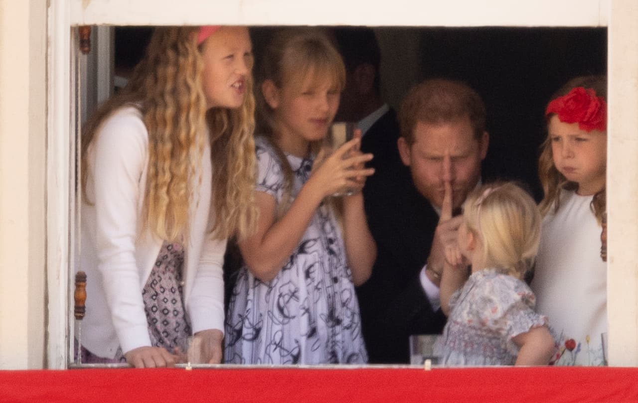 Los fotógrafos captaron a la pareja muy divertidos con las hijas de Zara Tindall, Mia y Lena Tindall, y las de Peter Phillips, Savannah e Isla Phillips.
<br>