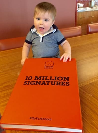 Y claro, el pequeño Sasha ya es alumno de su mami, quien se encarga de cuidarlo y enseñarle experiencias enriquecedoras para su intelecto.