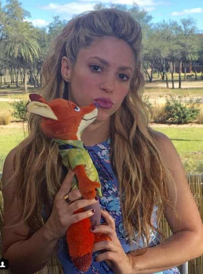 "Lo primero y más importante es que me encantó el producto y el empaque. Comencé como fan de la marca. Lo estábamos almacenando en mi camerino en la gira del año pasado, así que me puse en contacto con ellos para aprender más y preguntar sobre invertir".