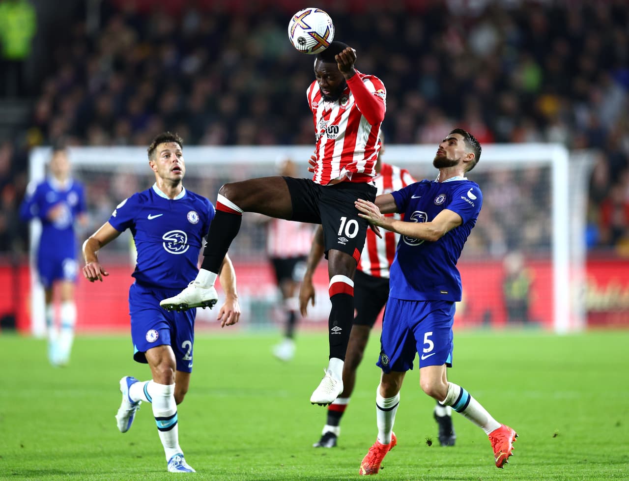 Grandes emociones en el cierre de la Jornada 12 de la Premier League con triunfos de Manchester United, Liverpool, Southampton y Newcastle, además empate del Chelsea ante Brentford.