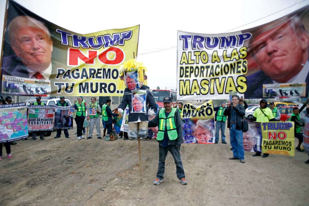 Los mensajes dirigidos a Trump también exigieron un alto a las deportaciones y pronunciaron que México no pagará por la construcción del muro fronterizo.