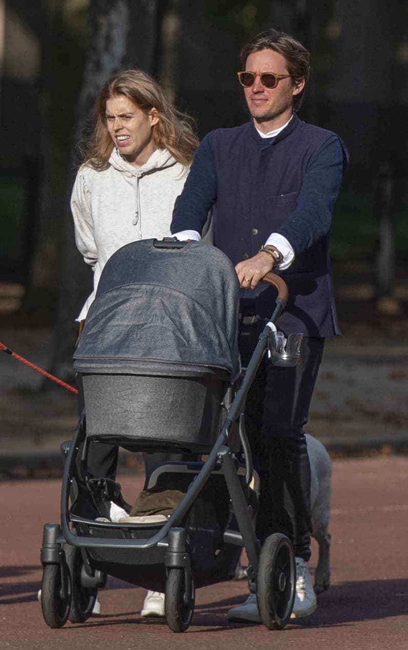 Tras el anuncio del nombre, Beatrice de York y el empresario disfrutaron de una salida familiar por la capital británica en la que los acompañó su hija de apenas tres semanas de nacida.