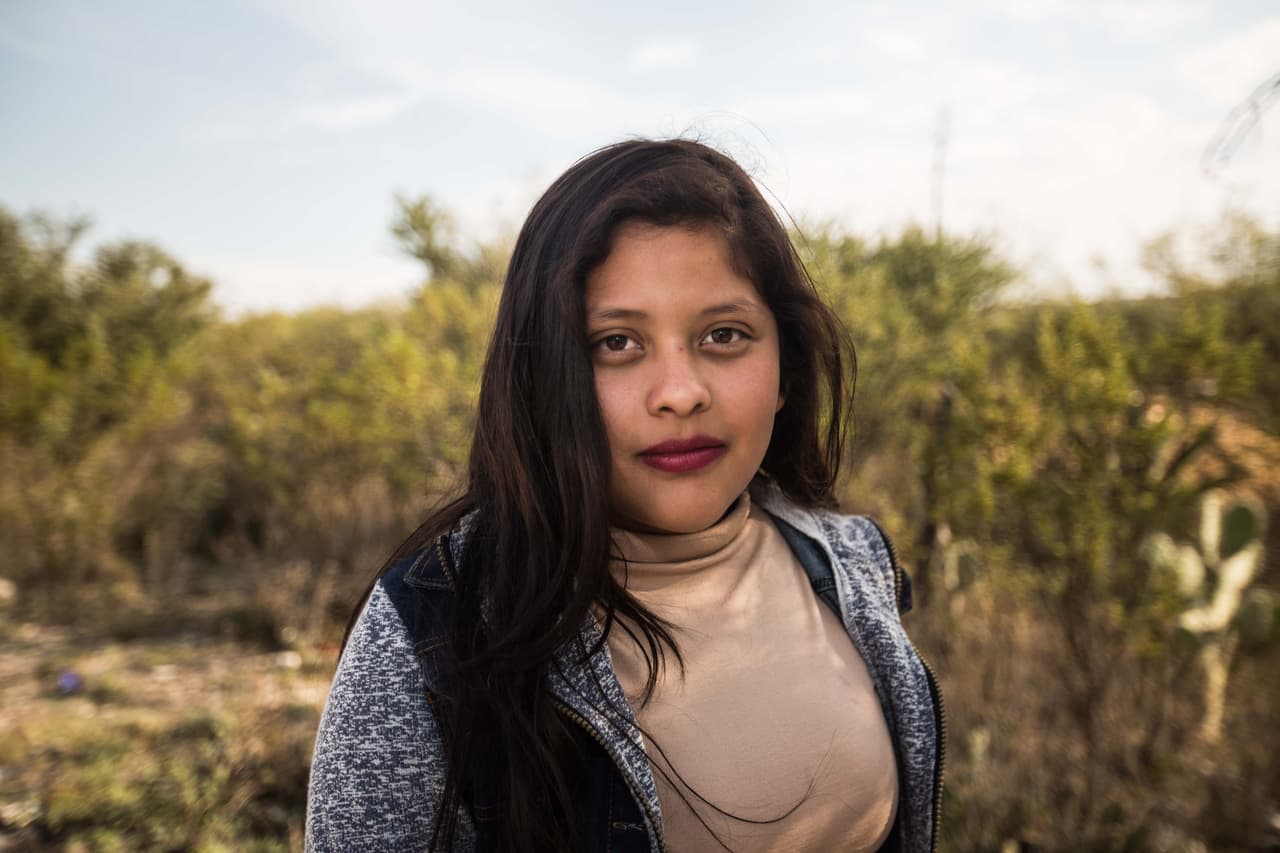 Amairani Frías Montani, 15, es de Torreón de Coahuila y viajó ocho horas en carro con una tía que está de visita de Los Ángeles y otros familiares. Ella cumplió 15 en julio y no quiso celebrar fiesta porque su abuela, con quien era muy cercana, falleció en marzo. No estaba de humor para fiestas. “Los memes yo no los tomo a gracia porque es su fiesta de 15 años y no tienen por qué hacerle eso”.