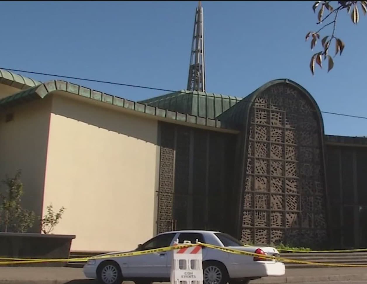 La iglesia St. John’s, situada en Healdsburg, California, fue el escenario de un crimen este pasado domingo cuando un hombre presuntamente ahogó a su hija de 4 años en el sitio, según informaron agentes del orden de la ciudad.