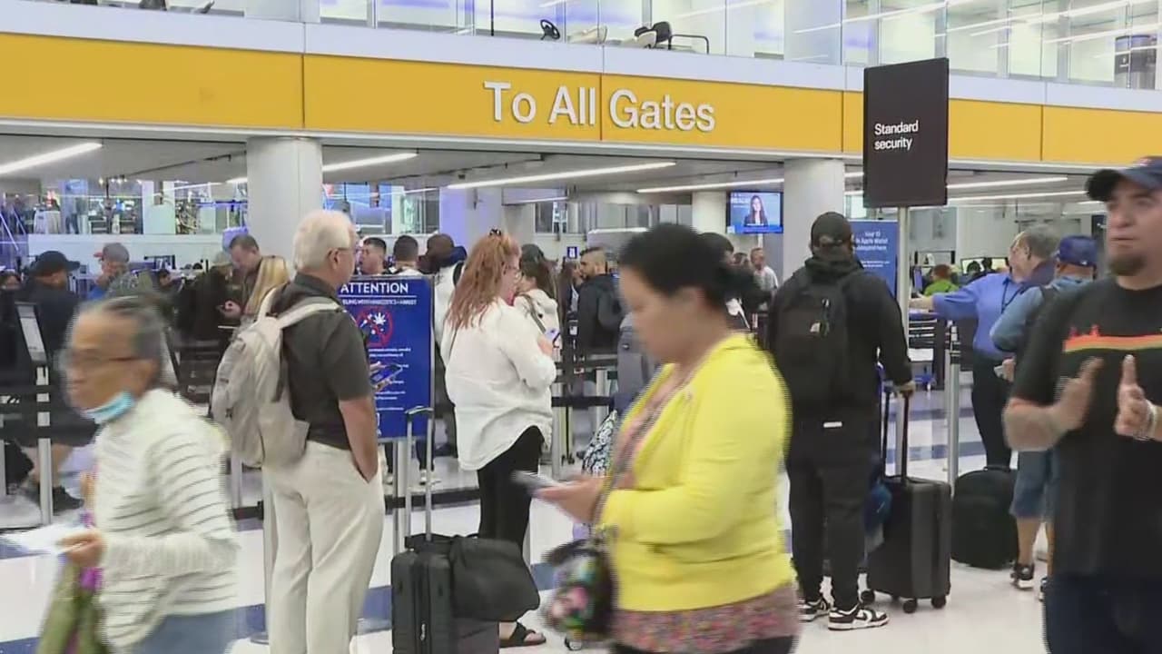 Cierre del gobierno provoca retrasos en el Aeropuerto Internacional de Los Ángeles