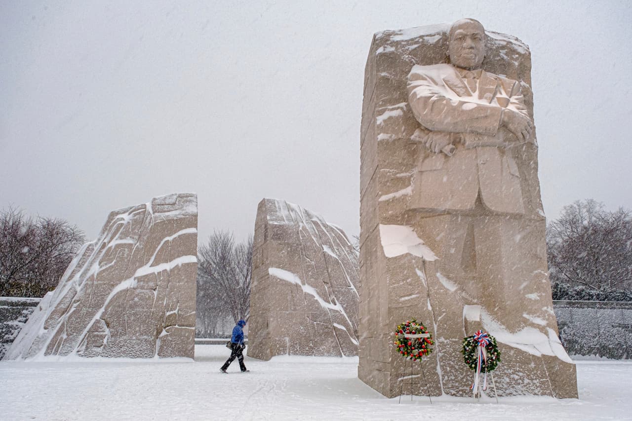 El memorial de Martin Luther King Jr. este domingo. Los meteorólogos prevén que las condiciones de la tormenta continúen este lunes, lo que causó que las ceremonias previstas para conmemorar el festivo en memoria de MLK en Washington DC fueran canceladas.
